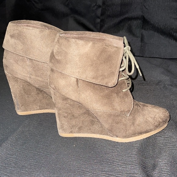 Olive color wedge booties - Picture 4 of 5